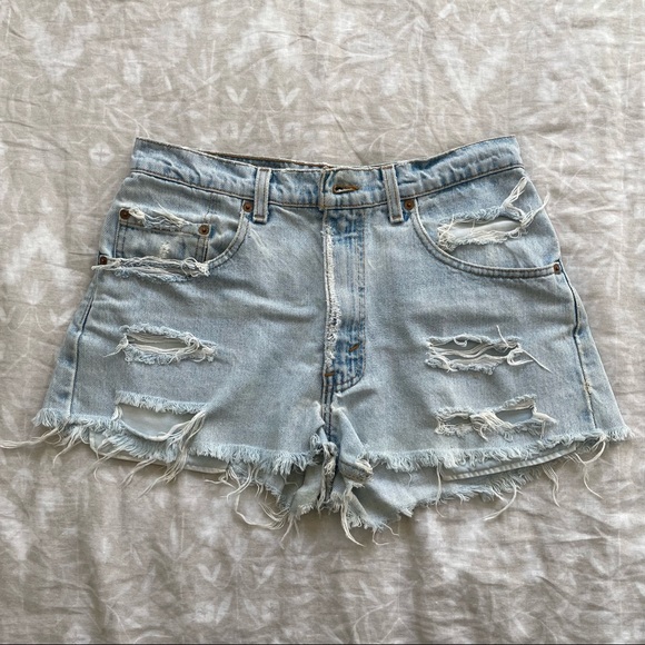 Levi’s Distressed Denim Shorts - Picture 3 of 9